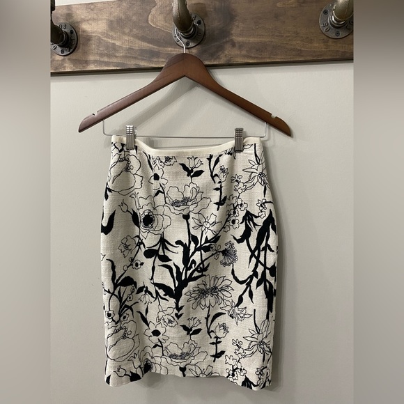 Ann Taylor skirt in cream and black. Women’s size 4 - Picture 5 of 13